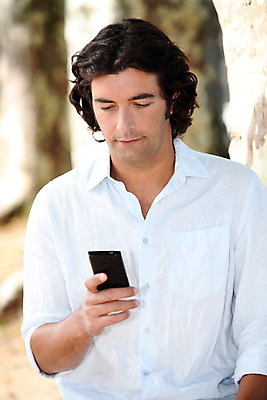 포토 JPG 해외이미지 백인 1 손 외관 응시 옷 남자 유럽 백그라운드 셔츠 사업가 통신 모바일 세포 대화 한명 서기 사람 성인 야외 스마트폰 흰색 잡기 자신감 전화기 스마트 설정 고립 문자메시지 채팅 혼자 셀룰러 해외202004 해외포토 서양인 직업 시선 감정 나라 컬러 컨셉 상의 모션 말하기 신체부위 핸드폰 스마트기기 메시지 파일형식 이미지허브