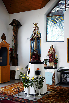 포토 JPG 해외이미지 종교 어린이 조각 엄마 미술 사람없음 조각상 교회 천주교 예수 리투아니아 해외202004 해외포토 유럽 가족 종교건축 문화예술 사람 건물 조형물 신_종교 파일형식 이미지허브