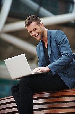 포토 JPG 해외이미지 백인 직업 1 라이프스타일 응시 공원 남자 행복 백그라운드 인터넷 벤치 의자 휴식 한명 사람 앉기 야외 목재 노트북 컴퓨터 갈색 공책 웹 흰색 타이핑 작업 자신감 서핑 무선전화기 스마트 해외202004 해외포토 서양인 나무 시선 공공시설 감정 컬러 가구 컨셉 재료 모션 문구용품 생활 전자제품 수상스포츠 전화기 파일형식 이미지허브