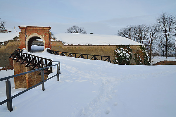 포토 JPG 해외이미지 외관 공원 유럽 문화 벽 여행 겨울 건축양식 휴가 항해 풍경 사람없음 야외 건물 흰색 도시 성 역사 오스트리아 클래식 장면 타운 천연기념물 세르비아 옛날 해외202004 해외포토 건축물 계절 공공시설 건축 나라 컬러 컨셉 배_교통 파일형식 이미지허브