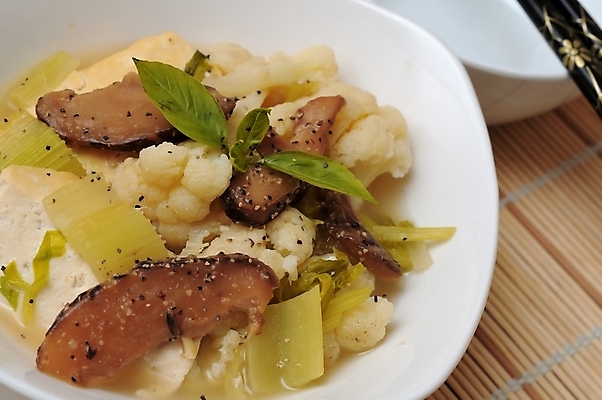 포토 JPG 해외이미지 접시 아시아 음식 컨셉 다이어트 채소 재료 건강 요리 동양인 사람없음 식당 검은색 식사 중국 버섯 흰색 맛 혼합 먹기 뿌리기 메뉴 후추 채식주의자 해외202004 해외포토 식기 나라 컬러 모션 인종 상점 향신료 채식 파일형식 이미지허브