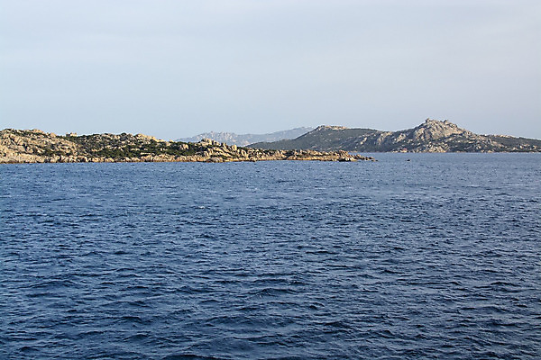 포토 JPG 해외이미지 유럽 산업 바다 섬 여행 교통시설 하늘 휴가 항해 사람 사람없음 물 파란색 항구 맑음 이탈리아 화물 흰색 보트 갑판 지중해 함선 포트 해외202004 해외포토 자연요소 나라 컬러 교통 배_교통 날씨 운송업 시설 파일형식 이미지허브