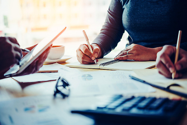 포토 JPG 해외이미지 직업 생각 인터넷 비즈니스 통신 통계 탁자 회의 모바일 협력 아이디어 대화 사람없음 스마트폰 컴퓨터 글로벌 사무실 디지털 공책 작업 비즈니스맨 비즈니스우먼 네트워크 그룹 계획 토론 디자이너 분석 오브젝트 회계 거짓 다락방 마케팅 세미나 프로젝트 목업 브레인스토밍 해외202004 해외포토 여자 남자 가구 컨셉 문구용품 말하기 경제 전자제품 핸드폰 스마트기기 직장인 파일형식 이미지허브