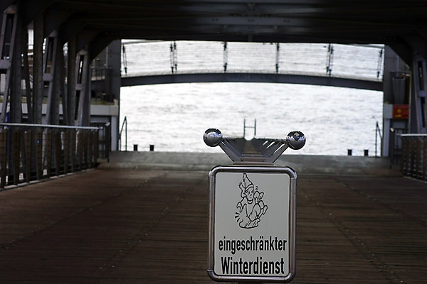 포토 JPG 해외이미지 아이콘 겨울 일러스트 난간 교통시설 경고 사람없음 얼음 정보 판넬 위험 오브젝트 사인 보안 경고문 철책 해외202004 해외포토 자연요소 계절 교통 컨셉 안전 시설 파일형식 이미지허브