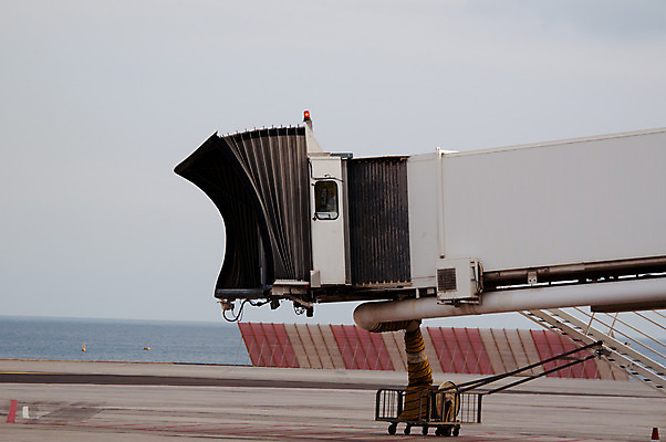 포토 JPG 해외이미지 산업 여행 비즈니스 손가락 교통시설 비행기 안전 사람없음 빨간색 회색 흰색 기다림 스페인 공항 도착 항공 준비 보안 대문 대패 착륙 터미널 해외202004 해외포토 손 유럽 컬러 교통 항공교통 모션 대중교통 문 시설 파일형식 이미지허브