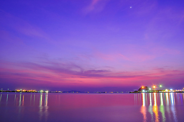 포토 JPG 해외이미지 구름 계절 파도 바다 백그라운드 자연 하늘 아침 날씨 휴가 풍경 사람없음 물 여름 파란색 빛 컬러풀 햇빛 태양 노란색 일출 어둠 황혼 일몰 새벽 만 황금 저녁 내추럴 수평선 해외202004 해외포토 주간 자연요소 컬러 노을 야간 생태계 파일형식 이미지허브