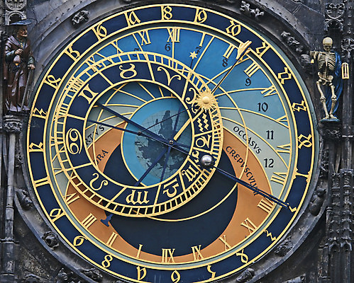 포토 JPG 해외이미지 응시 유럽 기독교 시계 여행 사람없음 건물 빨간색 성당 교회 침묵 도시 센터 역사 묘사 그림 정사각형 체코 프라하 타운 공화국 옛날 전국 해외202004 해외포토 도형 건축물 시선 나라 종교 컬러 종교건축 소리 파일형식 이미지허브