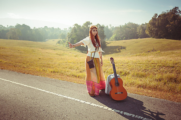 포토 JPG 해외이미지 손 여자 도로 음악 여행 밭 가방 자동차 자연 휴가 거리 한명 사람 야외 유행 여행객 음악가 자유 엄지손가락 수확 기타 시골 복고 방법 혼자 히피 해외202004 해외포토 직업 1 잡화 길 육상교통 컨셉 농업 손가락 교통시설 현악기 문화예술 신체부위 생태계 파일형식 이미지허브