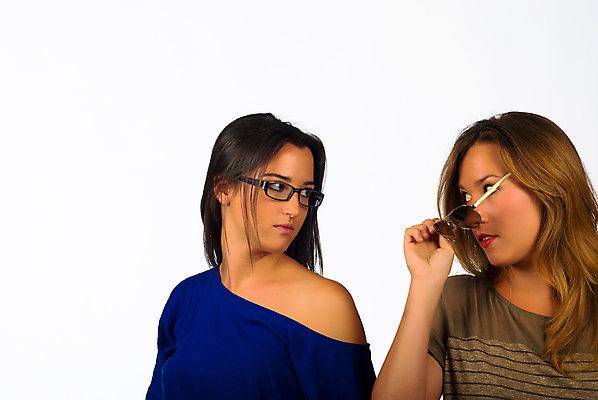 포토 JPG 해외이미지 여자 안경 2 갈색머리 20대 두명 가로 금발 선글라스 유행 우아함 가난 심플 반대 고립 멍청이 싫은 평야 세련 해외202004 해외포토 헤어스타일 잡화 컨셉 자연 사람 청년 파일형식 이미지허브