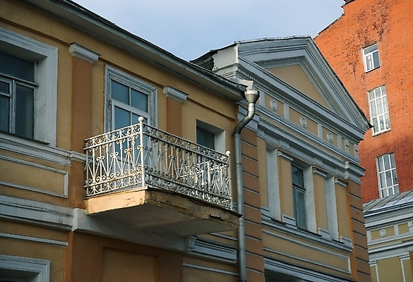 포토 JPG 해외이미지 외관 유럽 문화 여행 건축양식 창문 하늘 거리 주택 사람없음 건물 파란색 발코니 도시 역사 맨션 러시아 타운 모스크바 옛날 스타일 해외202004 해외포토 건축물 건축 나라 컬러 파일형식 이미지허브