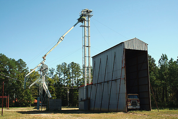 포토 JPG 해외이미지 식물 산업 비즈니스 건축양식 공장 자연 사람없음 야외 건물 파란색 기계 장비 제조 큼 땅콩 물류 옛날 자동 해외202004 해외포토 건축물 건축 컬러 공업 견과류 크기 생태계 파일형식 이미지허브