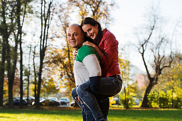 포토 JPG 해외이미지 나무 백인 커플 계절 공원 여자 남자 행복 잎 데이트 오렌지 장난 포옹 청소년 자연 놀이 휴식 함께함 사랑 서기 미소 사람 성인 야외 두명 노란색 손잡기 우정 기쁨 자유 가을 숲 결합 유혹 만족 업기 적재 해외202004 해외포토 서양인 식물 공공시설 감정 컬러 컨셉 과일 관계 안기 모션 표정 친구 생태계 파일형식 이미지허브