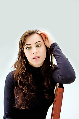 포토 JPG 해외이미지 손 여자 얼굴 생각 의자 갈색머리 한명 파란색 노란색 머리 화장품 흰색 파마 황금 내추럴 고립 진실 해외202004 해외포토 1 헤어스타일 컬러 가구 사람 신체부위 뷰티 파일형식 이미지허브