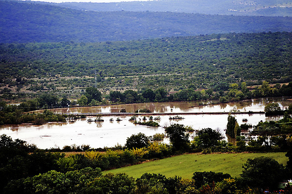 포토 JPG 해외이미지 계절 유럽 도로 자연 날씨 풍경 사람없음 물 강 글로벌 환경 수중 손상 젖음 프랑스 시골 홍수 폭풍 내추럴 재앙 해외202004 해외포토 자연요소 나라 길 컨셉 교통시설 자연재해 생태계 파일형식 이미지허브