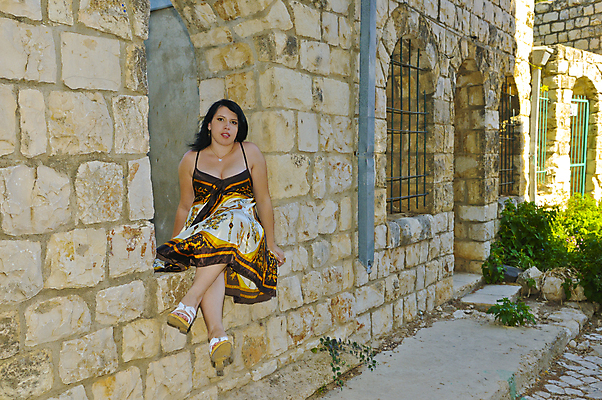 포토 JPG 해외이미지 라이프스타일 웰빙 여자 행복 얼굴 벽 백그라운드 잎 자연 휴식 건강 한명 사람 성인 야외 세로 노란색 머리 침묵 우아함 피부 싱글 장면 고체 해외202004 해외포토 식물 1 감정 컬러 컨셉 생활 신체부위 소리 생태계 파일형식 이미지허브