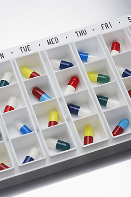 포토 JPG 해외이미지 스튜디오촬영 텍스트 사람없음 일상 알약 건강관리 변화 선택 컨테이너 일렬 질서 갸우뚱 나란히 마약 해외202004 해외포토 산업 컨셉 모션 실내 건강 관리 라이프 약 예절 파일형식 이미지허브