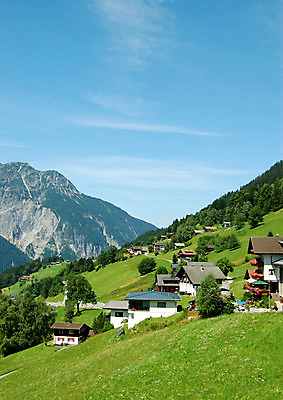 포토 JPG 해외이미지 유럽 여행 하늘 휴가 산 주택 사람없음 목재 초록색 파란색 오스트리아 언덕 알프스 해외202004 해외포토 나무 나라 컬러 재료 건물 파일형식 이미지허브