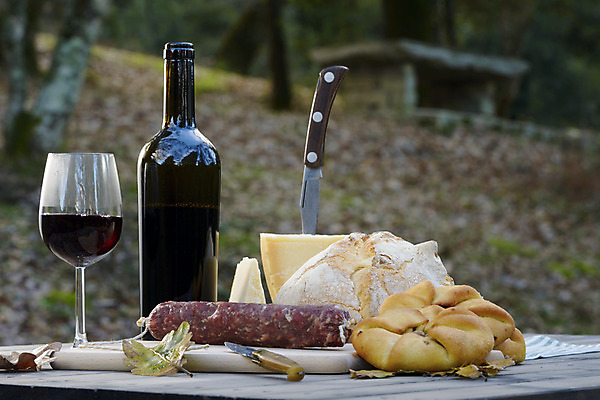 포토 JPG 해외이미지 손 음료 음식 빵 조각 백그라운드 잎 자연 유리 탁자 치즈 도마 요리 사람없음 야외 목재 저녁식사 이탈리아 수확 가을 시골 칼날 소시지 칼 숲 레드와인 지중해 먹기 냅킨 점심식사 살라미 성배 해외202004 해외포토 나무 식물 계절 유럽 바다 가구 농업 재료 모션 재질 주방용품 유제품 신체부위 와인 식사 가공식품 생태계 파일형식 이미지허브