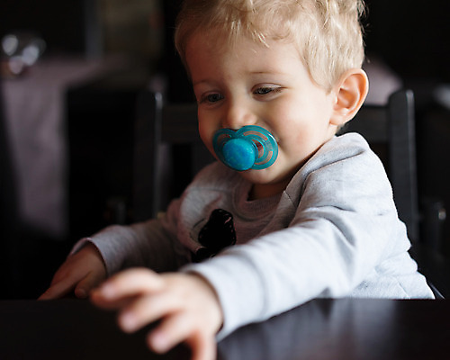 포토 JPG 해외이미지 백인 행복 아시아 어린이 컨셉 장난 젓가락 놀이 한명 사람 소년 파란색 빛 금발 우주 식당 식사 저녁식사 기쁨 흰색 아기 잡기 닫기 노리개젖꼭지 내추럴 해외202004 해외포토 서양인 1 헤어스타일 남자 감정 나라 컬러 모션 수저 상점 아기용품 파일형식 이미지허브