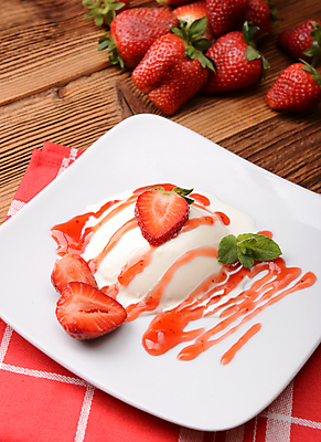 포토 JPG 해외이미지 딸기 사람없음 하이앵글 달콤 시럽 푸딩 판나코타 해외포토 뷰포인트 과일 디저트 맛 파일형식 이미지허브