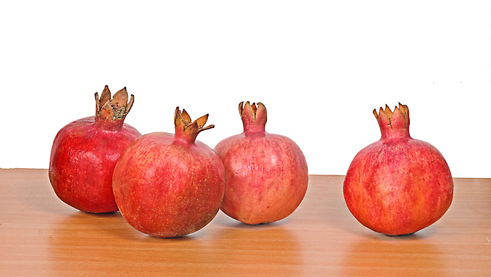 포토 JPG 해외이미지 음식 과일 탁자 건강 사람없음 빨간색 4 닫기 철 흰배경 석류 숙성 해외202004 해외포토 컬러 가구 백그라운드 모션 숫자 흰색 파일형식 이미지허브