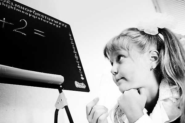 포토 JPG 해외이미지 교육 어린이 교실 한명 칠판 가르침 9월 해외202004 해외포토 1 학교 사람 날짜 파일형식 이미지허브