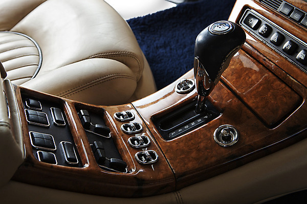 포토 JPG 해외이미지 디자인 스포츠 이동 교통시설 자동차 실내 손잡이 사람없음 금속 검은색 힘 장비 운전 수확 막대기 운전사 속도 질감 복고 택시 반전 스위치 기어 옛날 자동 조율 조작 중고 해외202004 해외포토 직업 육상교통 컬러 교통 컨셉 농업 모션 승용차 재질 내부 시설 파일형식 이미지허브