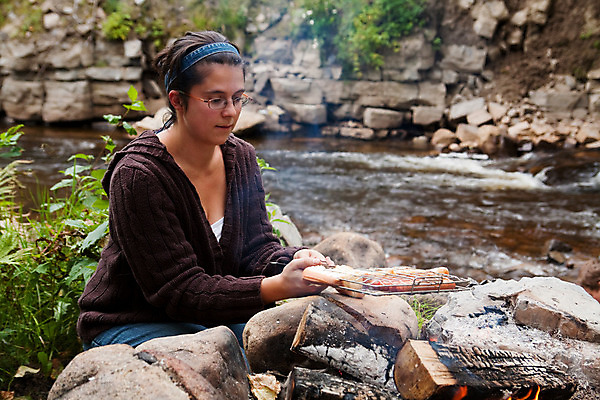 포토 JPG 해외이미지 백인 여자 따뜻함 요리 한명 성인 야외 목재 여름 강 식사 캠핑 뜨거움 황무지 숲 모닥불 난방 해외202004 해외포토 서양인 나무 1 계절 재료 불 레저 사람 파일형식 이미지허브