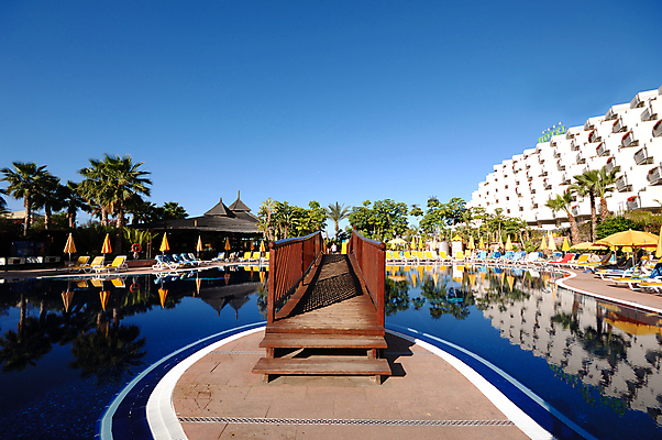 포토 JPG 해외이미지 식물 라이프스타일 벽 바다 여행 건축양식 하늘 호텔 휴가 휴식 새로움 손바닥 사람없음 야외 건물 파란색 여행객 맑음 수영 흰색 뜨거움 고급 큼 서비스 휴양지 초대 해외202004 해외포토 건축물 손 건축 컬러 컨셉 숙소 날씨 사람 생활 장소 수상스포츠 크기 파일형식 이미지허브