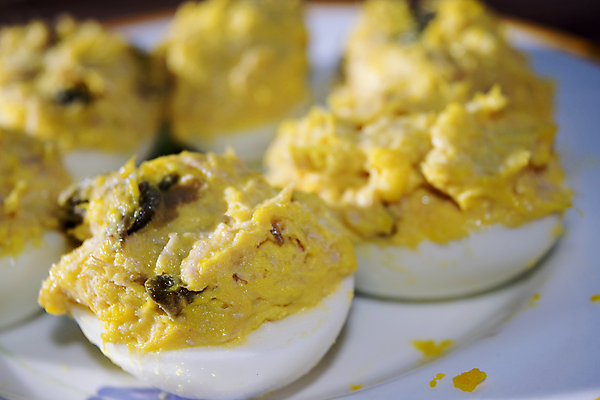 포토 JPG 해외이미지 접시 음식 빵 휴가 건강 사람없음 빨간색 초록색 노란색 계란 저녁식사 신선 아침식사 참치 가득함 준비 후추 마요네즈 폭식 해외202004 해외포토 식기 컬러 어류 알 식사 소스_음식 향신료 파일형식 이미지허브