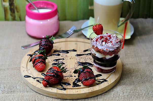 포토 JPG 해외이미지 전통 영어 열매 행복 음식 백그라운드 크리스마스 과일 부분 유리 딸기 디저트 영국 건강 요리 사람없음 빨간색 케이크 이탈리아 흰색 대접 신선 체리 달콤 크림 블루베리 산딸기 층 푸딩 영양분 커스터드 크림치즈 핸드메이드 해외202004 해외포토 식물 문자 기념일 감정 유럽 컬러 재질 치즈 맛 파일형식 이미지허브