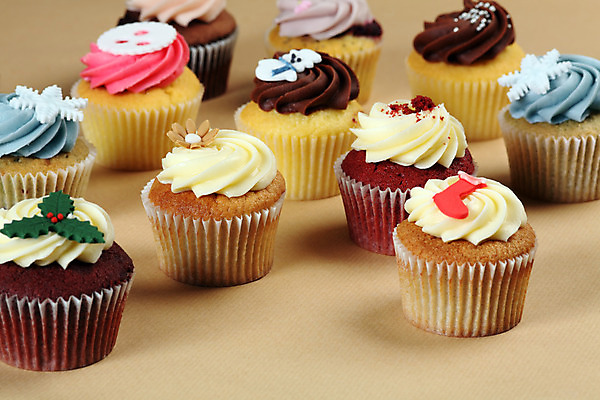 포토 JPG 해외이미지 음식 분홍색 크리스마스 탁자 디저트 사람없음 장식 가로 파란색 컬러풀 파티 케이크 초콜릿 얼음 축제 빵집 축하 대접 선택 달콤 설탕 컵케이크 굽기 뿌리기 모음 바닐라 해로움 프로스팅 해외202004 해외포토 자연요소 기념일 컬러 가구 컨셉 모션 이벤트 상점 맛 구이 제빵 파일형식 이미지허브