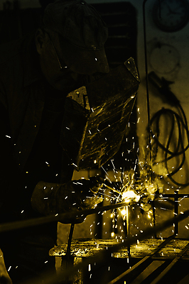 포토 JPG 해외이미지 남자 실루엣 실내 한명 성인 옆모습 빛 어둠 업무 불똥 용접 용접공 용접기 용접마스크 철강 성인남자한명만 해외202004 해외포토 직업 1 뷰포인트 촬영기법 마스크 사람 내부 작업 남자한명만 성인남자만 파일형식 이미지허브