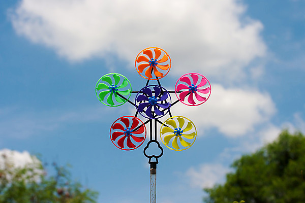 포토 JPG 해외이미지 1 행복 어린이 백그라운드 놀이 하늘 바람 휴가 사람없음 가로 여름 파란색 컬러풀 장난감 기쁨 풍차 바퀴 원형 방앗간 환풍기 타격 해외202004 해외포토 자연요소 도형 계절 감정 컬러 모션 날씨 사람 장비 파일형식 이미지허브