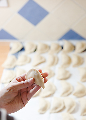 포토 JPG 해외이미지 전통 접시 손 할머니 음식 재료 탁자 치즈 감자 요리 사람없음 목재 주방 요리사 식사 저녁식사 침묵 신선 막대기 맛 먹기 향수 준비 날것 반죽 밀가루 점심식사 폭식 경단 라비올리 생식 스터핑 우크라이나 페스츄리 핸드메이드 현실 해외202004 해외포토 나무 직업 식기 여자 노년 유럽 빵 가구 컨셉 채소 모션 유제품 신체부위 소리 화장품 가루 파일형식 이미지허브