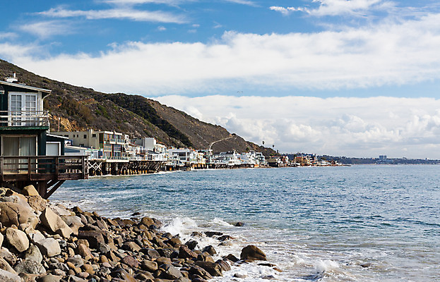 포토 JPG 해외이미지 선 모래 파도 바다 여행 자연 하늘 바람 휴가 천사 주택 풍경 사람없음 야외 물 파란색 계단 미국 만 거친 서핑 재산 갑판 휴양지 캘리포니아 태평양 커뮤니티 타운 지원 폭풍우 해외202004 해외포토 자연요소 컬러 북아메리카 배_교통 날씨 건물 금융 장소 수상스포츠 도시 비_날씨 자연재해 생태계 파일형식 이미지허브