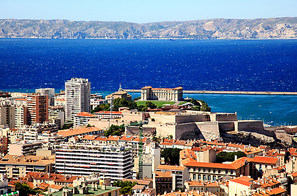 포토 JPG 해외이미지 유럽 바다 여행 요트 건축양식 하늘 항해 안테나 파노라마 사람없음 건물 여름 파란색 빛 도시풍경 태양 항구 프랑스 도시 만 보트 센터 지중해 만족 포트 타운 대도시 마르세유 옛날 수평선 해외202004 해외포토 자연요소 건축물 계절 건축 감정 나라 컬러 배_교통 통신 교통시설 촬영기법 풍경 파일형식 이미지허브