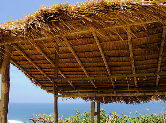 포토 JPG 해외이미지 바다 여행 하늘 지붕 휴가 휴식 주택 사람없음 물 파란색 맑음 침묵 꿈 뜨거움 오두막 발리 볏집 파라다이스 수평선 해외202004 해외포토 자연요소 컬러 섬 컨셉 날씨 건물 소리 인도네시아 파일형식 이미지허브