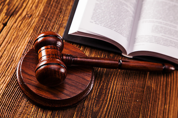 포토 JPG 해외이미지 실내 사람없음 오브젝트 법 의사봉 법전 나무배경 해외202004 해외포토 백그라운드 내부 책 파일형식 이미지허브