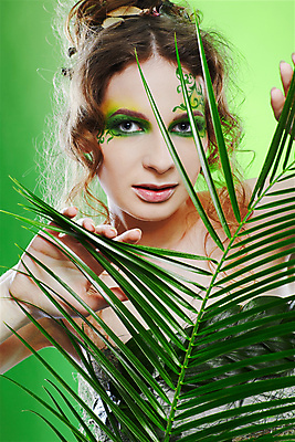 포토 JPG 해외이미지 백인 응시 여자 컨셉 잎 요정 실내 한명 상반신 성인 앞모습 잡기 파마 페이스페인팅 성인여자한명만 초록배경 해외202004 나오기 해외포토 서양인 식물 1 헤어스타일 시선 뷰포인트 백그라운드 모션 사람 내부 초록색 여자한명만 성인여자만 파일형식 이미지허브