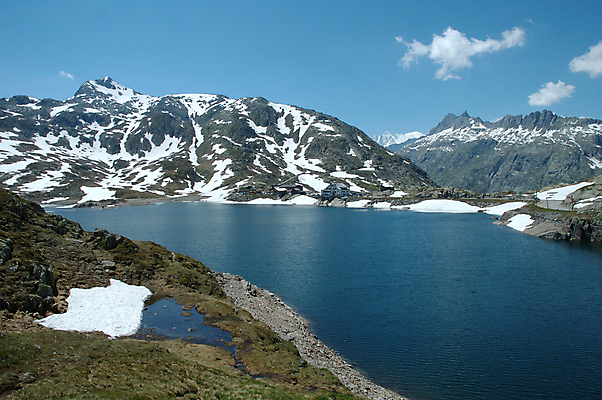 포토 JPG 해외이미지 구름 유럽 도로 호수 자국 자연 하늘 휴가 산 풍경 사람없음 건물 초록색 물 파란색 계곡 트래킹 하이킹 바위 흰색 정상 오두막 스위스 알프스 절정 해외202004 해외포토 자연요소 건축물 나라 길 컬러 교통시설 레저 돌_바위 생태계 파일형식 이미지허브
