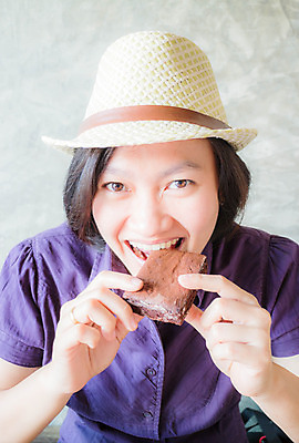 포토 JPG 해외이미지 라이프스타일 응시 여자 행복 얼굴 휴식 한명 사람 동양인 성인 옆모습 30대 식당 빵집 상쾌 아로마 브라우니 해외202004 해외포토 1 시선 감정 뷰포인트 컨셉 디저트 인종 생활 신체부위 장년 상점 파일형식 이미지허브