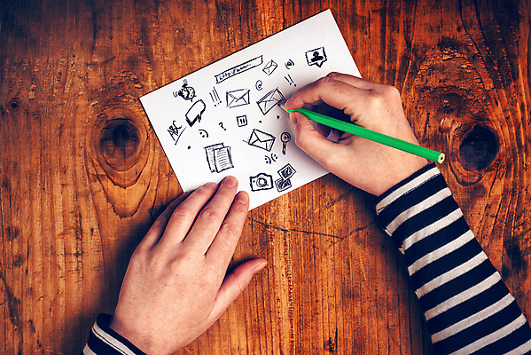 포토 JPG 해외이미지 아이콘 디자인 여자 인터넷 통신 모바일 관리 창조 사람없음 그래픽 사무실 업무 이메일 계획 디자이너 스케치 책상 그림 복고 소프트웨어 해외202004 해외포토 직업 가구 컨셉 비즈니스 미술 사람 작업 파일형식 이미지허브