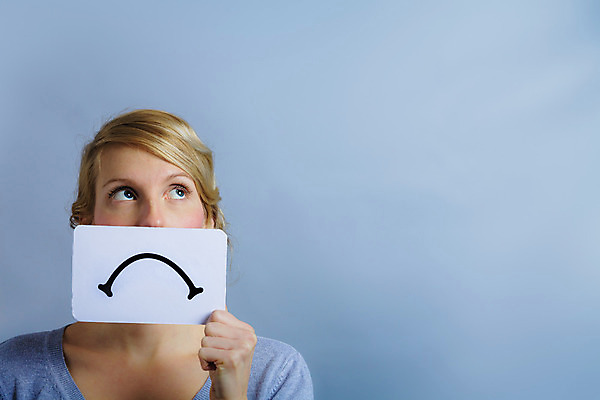 포토 JPG 해외이미지 백인 응시 여자 감정 종이 백그라운드 컨셉 통신 아이디어 한명 사람 성인 파란색 금발 방 슬픔 흰색 잡기 심볼 사인 보여주기 직사각형 우울감 해외202004 해외포토 도형 서양인 1 헤어스타일 시선 컬러 모션 파일형식 이미지허브