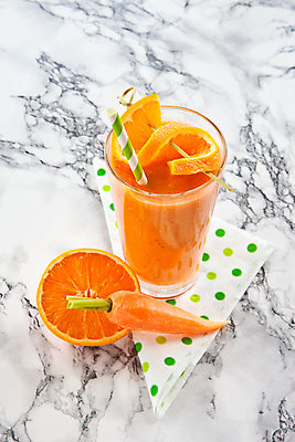 포토 JPG 해외이미지 음료 음식 채소 오렌지 과일 유리 귤 건강 빨대 사람없음 장식 세로 컬러풀 주스 줄무늬 당근 신선 칵테일 유기농 냅킨 대리석 스무디 핸드메이드 카피스페이스 해외202004 해외포토 웰빙 컬러 무늬 재료 재질 뿌리채소 주류 공백 파일형식 이미지허브