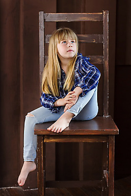 포토 JPG 해외이미지 1 여자 행복 얼굴 어린이 셔츠 생각 의자 한명 웃음 사람 앉기 파란색 금발 갈색 우주 검은색 놀람 유치원 기쁨 청바지 바 작음 큼 고도 긍정 길이 강렬 걸음마 해외202004 해외포토 헤어스타일 교육 감정 컬러 가구 컨셉 상의 바지 모션 표정 신체부위 크기 파일형식 이미지허브