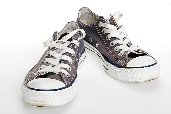 포토 JPG 해외이미지 도로 신발 사람없음 파란색 힘 보호 심볼 피부 먼지 방법 옛날 해외202004 해외포토 길 컬러 컨셉 교통시설 신체부위 파일형식 이미지허브