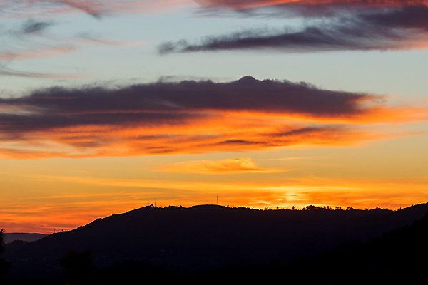 포토 JPG 해외이미지 구름 계절 공원 실루엣 유럽 여행 백그라운드 오렌지 자연 하늘 아침 날씨 산 풍경 사람없음 야외 빨간색 여름 빛 컬러풀 햇빛 태양 맑음 황혼 일몰 새벽 저녁 포르투갈 장면 내추럴 수평선 해외202004 해외포토 주간 자연요소 공공시설 나라 컬러 과일 촬영기법 노을 야간 생태계 파일형식 이미지허브