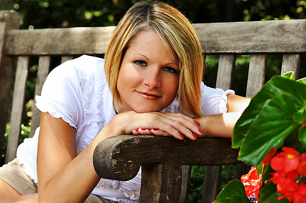 포토 JPG 해외이미지 모델 여자 꽃 행복 꽃무늬 벤치 사랑 한명 앉기 빨간색 금발 기쁨 해외202004 해외포토 식물 1 헤어스타일 감정 컬러 무늬 의자 모션 사람 파일형식 이미지허브