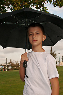 포토 JPG 해외이미지 백인 1 옷 남자 행복 얼굴 어린이 우산 장난 놀이 부츠 한명 소년 야외 물 젖음 표현 신선 당구 흥분 분무기 방수 스플래쉬 해외202004 해외포토 자연요소 서양인 감정 신발 사람 신체부위 구기 파일형식 이미지허브